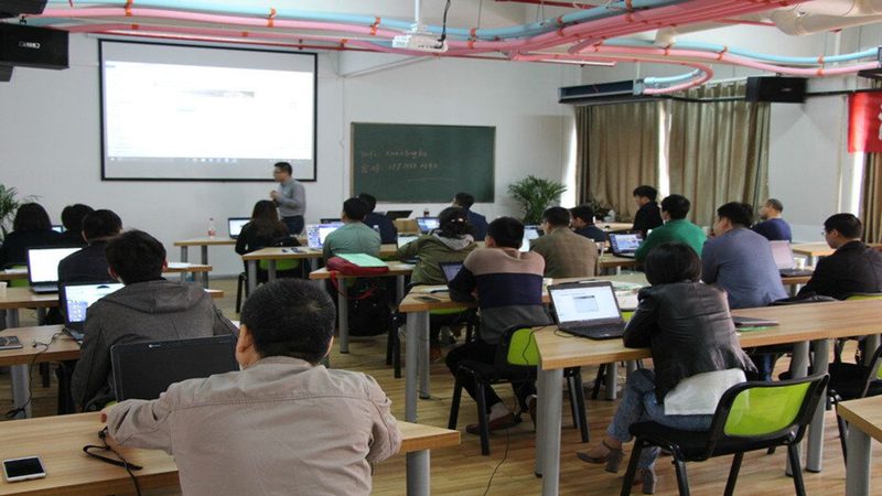 在实操考试中，考生需严格按照操作规程进行操作，确保安全。以下是一些常见操作规范：
